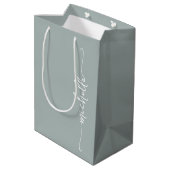 Sac Cadeau Moyen Sage Vert Élégant Nom Monogramme Script (Dos Angle)