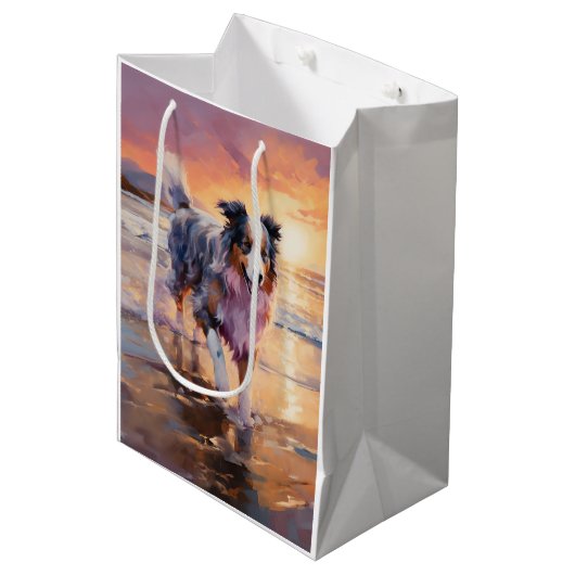 Sac Cadeau Moyen Sandy Australian Shepherd Dog on Beach Sunset (Devant Angle)