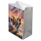 Sac Cadeau Moyen Sandy Paws Akita Chien sur le coucher du soleil de (Dos Angle)
