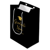 Sac Cadeau Moyen Script Grad Name avec Casquette - Graduation Black (Devant Angle)