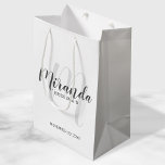 Sac Cadeau Moyen Script moderne, Bridesmaitres personnalisées<br><div class="desc">Sac cadeau Bridesmaids personnalisé avec nom de femme d'honneur personnalisé en gris style de police de script moderne et monogramme en gris clair style de police de script moderne comme arrière - plan avec titre et date de mariage en gris moderne sans serif style de police. Parfait aussi pour homme...</div>