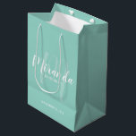 Sac Cadeau Moyen Script moderne Mention de femme de chambre personn<br><div class="desc">Sac cadeau Bridesmaids personnalisé avec nom de femme d'accueil personnalisé en blanc style de police de script moderne et monogramme en vert menthe clair style de police de script moderne comme arrière - plan avec titre et date mariage en blanc moderne sans serif style de police sur arrière - plan...</div>