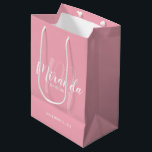 Sac Cadeau Moyen Script moderne Porte-mère personnalisée rose pâle<br><div class="desc">Sac cadeau Bridesmaids personnalisé avec nom de femme d'accueil personnalisé en style de police de script moderne blanc et monogramme en style de police de script moderne rose pâle comme arrière - plan avec titre et date mariage en blanc moderne sans serif style de police sur arrière - plan rose...</div>