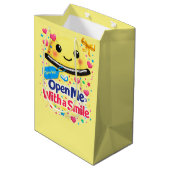 Sac Cadeau Moyen Smile Before You Open, Gift Bag Funny (Dos Angle)
