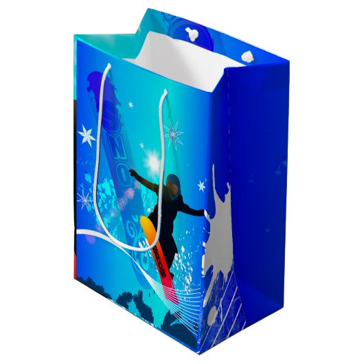 Sac Cadeau Moyen Snowboarding, surfeur avec le conseil sur le backg (Devant Angle)