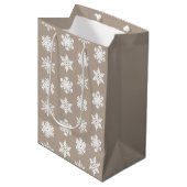 Sac Cadeau Moyen Snowflakes Ikat - Taupe tan et blanc (Devant Angle)