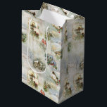 Sac Cadeau Moyen Sparkly Rustic Christmas Winter Scènes Collage<br><div class="desc">Étincelles magiques,  flocons de neige,  vignettes d'inspiration vintage avec des oiseaux d'hiver,  des cottages et des paysages rustiques enneigés,  d'élégantes bordures de foulards,  des flocons de neige et de saints sur un riche arrière - plan artisan en détresse,  bleu,  or et blanc.</div>