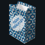 Sac Cadeau Moyen Star bleue de David Motif / Happy Hanoukka<br><div class="desc">Une étoile juive de David motif dans les tons bleus avec un arrière - plan gris pâle avec le texte qui dit, "Happy Hanoukka" décore ce sac cadeau moyen. Il fait partie d'un ensemble de fournitures d'emballage cadeau qui comprend également du papier d'emballage, du papier de mouchoir, 2 tailles différentes...</div>