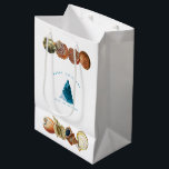 Sac Cadeau Moyen Summer Christmas Beach Seashell Nom personnalisé<br><div class="desc">Un design de Noël d'été unique en utilisant des vagues de plage pour remplir le sapin de Noël et les coquillages comme frontière. Idéal pour les cadeaux de Noël et la décoration. Customisez le sac cadeau de Noël avec votre texte et faites-le vous-même.</div>