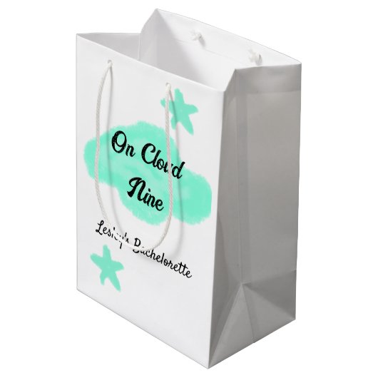 Sac Cadeau Moyen Sur un nuage neuf nuages pastel vert étoile bachel (Dos Angle)