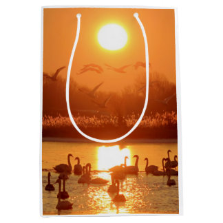 Sac Cadeau Moyen Swans dans le lac au coucher du soleil