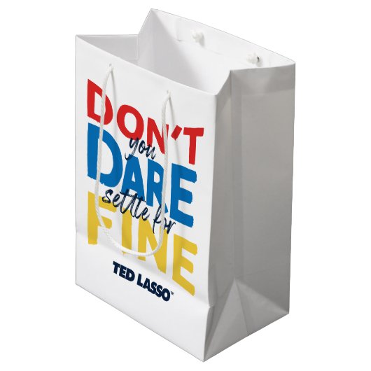 Sac Cadeau Moyen Ted Lasso | N'osez-vous pas vous fixer pour fin (Devant Angle)