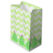 Sac Cadeau Moyen Un arbre de Noël vert Chevron personnalisé (Dos Angle)