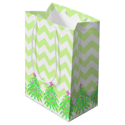 Sac Cadeau Moyen Un arbre de Noël vert Chevron personnalisé (Dos Angle)