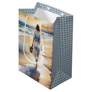 Sac Cadeau Moyen Une femme marche sur la plage aquarelle