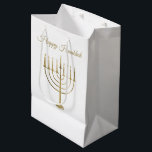 Sac Cadeau Moyen Vacances heureuses de blanc de Menorah d'or de<br><div class="desc">Enveloppez vos cadeaux dans le style cette saison des vacances avec nos valises élégantes de cadeau de Hanoukka. Ces caractéristiques de conception simples mais chics un arrière - plan blanc avec un grand menorah d'or de faux au centre. Au-dessus de lui lit "Hanoukka heureux". Conçu par le © Tim Coffey...</div>