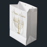 Sac Cadeau Moyen Vacances heureuses de blanc de Menorah d'or de<br><div class="desc">Enveloppez vos cadeaux dans le style cette saison des vacances avec nos valises élégantes de cadeau de Hanoukka. Ces caractéristiques de conception simples mais chics un arrière - plan blanc avec un grand menorah d'or de faux au centre. Au-dessus de lui lit "Hanoukka heureux". Conçu par le © Tim Coffey...</div>