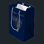 Sac Cadeau Moyen Vacances heureuses de bleu de Menorah d'or de Faux<br><div class="desc">Enveloppez vos cadeaux dans le style cette saison des vacances avec nos valises élégantes de cadeau de Hanoukka. Ces caractéristiques de conception simples mais chics un arrière - plan de bleu marine avec un grand menorah d'or de faux au centre. Au-dessus de lui lit "Hanoukka heureux". Conçu par le ©...</div>