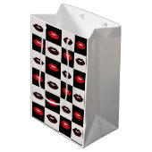 Sac Cadeau Moyen Vibes rétro Lèvres rouges Noir et blanc Checkerboa (Devant Angle)