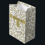 Sac Cadeau Moyen Votre texte : 70th Birthday Gold Number 70 Motif<br><div class="desc">Personnalisez facilement l'étiquette d'or et "Joyeux 70e anniversaire" avec le modèle texte fourni. Cette conception est un motif de nombres Random or et blanc avec le numéro de jalon 70 répété dans des tailles et angles variés dans une impression tout-en-un. Il y a une bande d'or et une étiquette-cadeau, imprimée...</div>