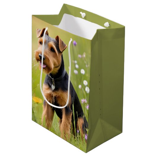 Sac Cadeau Moyen Welsh Terrier Dans Le Champ Fleur sauvage (Devant Angle)