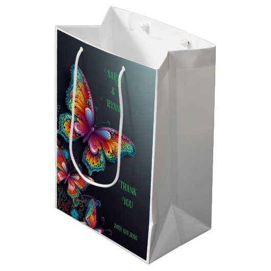 Sac Cadeau Moyen Whimsical Butterfly Romance Faire-part de mariage (Devant Angle)