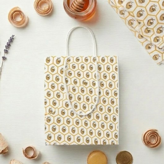 Sac Cadeau Moyen Whimsical Honey Bee and Gold Hexagon Pattern