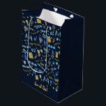 Sac cadeau personnalisé de Menorah Dreidel Hanoukk<br><div class="desc">Notre sac-cadeau personnalisé de Menorah Dreidel Hanoukka comprend des menorahs, des dreidels, des cruches d'huile d'olive, des beignets de gelée et plus encore. De plus, les mots Happy Hanoukka peuvent être changés si vous le désirez. Personnalisez-vous avec votre propre nom au bas pour faire de ce sac cadeau Chanukah votre...</div>