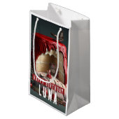 Sac Cadeau Petit gâteau d'Anniversaire Rouge - (Devant Angle)