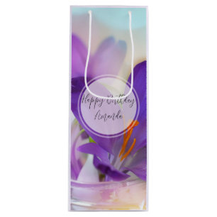 Sac Cadeau Pour Bouteille Photo d'un Anniversaire de Crocus au printemps vio
