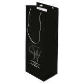 Sac Cadeau Pour Bouteille Simple mais élégant : Linge noir avec Monogramme (Devant Angle)