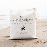 Sac de bienvenue de mariage de destination | Épée<br><div class="desc">Bienvenue invités à votre mariage de destination avec ces sacs fourre-tout personnalisés chic et modernes. Design caractéristiques "bienvenue" dans un script de calligraphie manuscrit moderne,  avec espace pour personnaliser avec votre emplacement mariage,  les noms et la date. Des illustrations de silhouette de sébaste tropical complètent le design.</div>