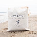 Sac de bienvenue de mariage de destination | Palmi<br><div class="desc">Bienvenue invités à votre mariage de destination avec ces sacs fourre-tout personnalisés chic et modernes. Caractéristiques de design "bienvenue" en bleu marine moderne script de calligraphie manuscrite,  avec espace pour personnaliser avec votre emplacement mariage,  les noms et la date. Une paire de silhouettes de palmiers complète le design.</div>