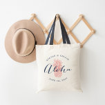 Sac de bienvenue Mariage Aloha Pineapple<br><div class="desc">Bienvenue invités à votre mariage à Hawaii ou destination avec ces sacs fourre-tout personnalisés chic et modernes. Design caractéristiques "aloha" en bleu marine moderne script de calligraphie manuscrite superposé sur une illustration d'ananas de pêche de corail tropical. Ajoutez vos noms et votre date de mariage en texte courbe au-dessus et...</div>