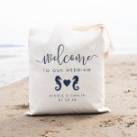 Sac de bienvenue pour Mariage Seahorse d'été<br><div class="desc">Bienvenue invités à votre mariage d'été ou mariage de destination avec ces sacs fourre-tout personnalisés mignons et modernes. Summery, design côtier caractéristiques "bienvenue à notre mariage" en bleu marine moderne script de calligraphie manuscrite, avec espace pour personnaliser avec vos noms et date. Une paire de hippocampes unis par un coeur...</div>