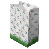 Sac de golf d'anniversaire dans l'herbe (Dos Angle)