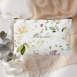 Sac de maquillage floral fleur sauvage<br><div class="desc">Ce sac cosmétique et de toilette moderne et élégant est muni d'un script de nom de typographie écrit à la main contre un beau motif de jardin fleur sauvage. Le cadeau idéal pour de nombreuses occasions, y compris les cadeaux de demoiselle d'honneur, les anniversaires, les cadeaux de voyage, et plus...</div>