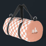 Sac De Sport À damiers Monogramme de signature rétro<br><div class="desc">Faites une déclaration audacieuse avec notre sac à dos personnalisé, avec une impression de damier rétro vibrante personnalisée avec vos initiales monogrammes et le nom du script de signature. Fabriqué à partir de matériaux durables, ce sac offre un espace suffisant pour tous vos besoins essentiels tout en présentant votre style...</div>