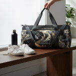 Sac De Sport Aquarelle Motif en marbre liquide Nom personnalisé<br><div class="desc">Aquarelle Motif en marbre liquide Nom personnalisé Duffle Sac de sport Sac de sport Duffle Sac dispose d'une aquarelle noir et or motif en marbre liquide aquarelle. Personnalisé avec votre nom. Fait un grand cadeau pour l'anniversaire, Noël, les vacances, la fête des mères et de retour à l'école. Parfait pour...</div>