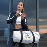 Sac De Sport Bienvenue à bord Nom du bateau Ancre Gold Laurel S<br><div class="desc">Sacs duffel de voyage personnalisés avec ancre nautique conçue sur mesure, feuilles de laurier de style or et une étoile d'or avec "Welcome Aboard" et votre nom ou nom de bateau. Ce design est en bleu marine et or couleurs sur le blanc ou modifier le design et facilement changer le...</div>