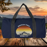 Sac De Sport Coucher de soleil sur mesure Randonnée bleu marine<br><div class="desc">Ce coucher de soleil vintage orange cool sur des montagnes rocheuses dans la nature fait une belle image sur un mignon sac bleu marine pour un voyage en montagne ou des vacances en camping pour une famille qui aime passer du temps à l'extérieur et la nature.</div>