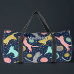 Sac De Sport Cute Céleste Mystical Space Chats Personnalisés<br><div class="desc">Cute Celestial Mystical Space Cats Nom personnalisé Duffle Bag dispose de chats joyeux avec une lune et étoiles arrière - plan avec votre nom personnalisé. Un cadeau parfait pour elle pour Noël, anniversaire, Fête des Mères et plus encore, petite amie, soeur, mère ou amis. Créé par ©2024 Evco Studio www.zazzle.com/store/evcostudio...</div>
