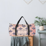 Sac De Sport Échelles de sirène rose violet<br><div class="desc">Motif de l'échelle de sirène couleur rose,  pêche,  violet. Personnalisez et ajoutez votre nom et un texte.</div>