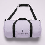 Sac De Sport Élégant Sophisticé Classic Monogram Lilac<br><div class="desc">Un design mininaliste élégant avec une typographie classique initiale et nom en noir sur un pastel lilas lavender violet arrière - plan. L'accessoire personnalisé parfait qui est facile à customiser pour toute occasion!</div>