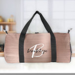 Sac De Sport Glam Rose Or Métal brossé Noir Blanc Monogramme<br><div class="desc">Ce sac en duffel personnalisé est doté d'un monogramme et d'un prénom en écriture moderne noir et blanc sur un arrière - plan en métal brossé faux or rose glam.</div>