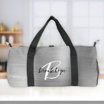 Sac De Sport Glam Silver Métal brossé Noir Blanc Monogramme<br><div class="desc">Ce sac en duffel personnalisé est doté d'un monogramme et d'un prénom en écriture moderne noir et blanc sur un arrière - plan en métal brossé en argent glam.</div>