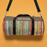 Sac De Sport Grandes peintes Vintages colorées Nom personnalisé<br><div class="desc">Colorful Vintage Painted Stripes Personnalisé Nom Duffle Sac de sport Sac de sport dispose d'un motif coloré de rayures peintes en vert, orange, rouge, marron et bleu. Personnalisé avec votre nom. Faites un grand cadeau pour anniversaire, Noël, vacances, Fête des pères et retour à l'école. Parfait pour le sport, la...</div>