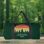 Sac De Sport Green Forest Sunset Camping Trip Personnalisable<br><div class="desc">Sac en duffel cool avec coucher de soleil de forêt verte pour tout le groupe en excursion nature ou en camping. Ce cadeau personnalisé présente un bel horizon avec des arbres pour un randonneur ou un camping-car.</div>