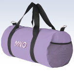 Sac De Sport Initiales du monogramme d'ombre moderne Lilac<br><div class="desc">Design initial monogramme minimaliste moderne qui peut être modifié pour personnaliser. Blanc sur un arrière - plan lilas violet avec un effet 3D cerise foncé rose goutte ombre. Éloignez-vous de la foule grâce à ce design personnalisé et élégant.</div>