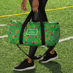 Sac De Sport Joueur entraîneur de football drapeau Personnalisé<br><div class="desc">Montrez un peu d'amour à votre entraîneur favori de football du drapeau ou créez un cadeau personnalisé utile pour les joueurs de football du drapeau. Ce sac en duffel a un motif de footballs et ceintures de drapeau colorées contre un arrière - plan vert herbe avec une tache à l'avant...</div>
